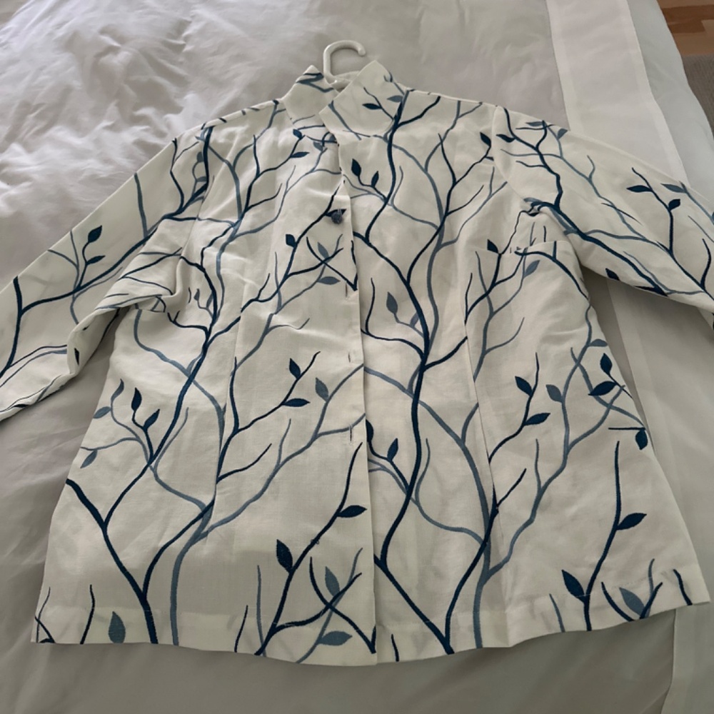 Connie Roberson Luxury Embroidered White Linen Jacket Shades of Blue - Picture 8 of 10